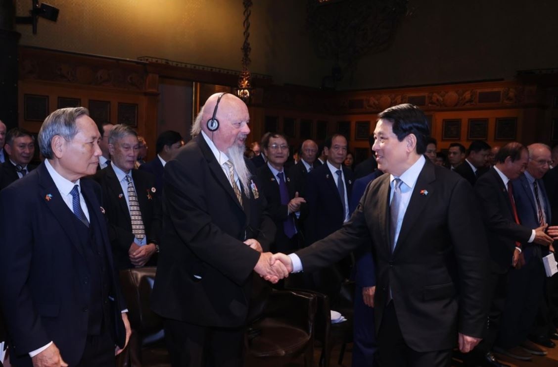 Chu tich nuoc Luong Cuong gap cac cuu chien binh Viet - My hinh anh