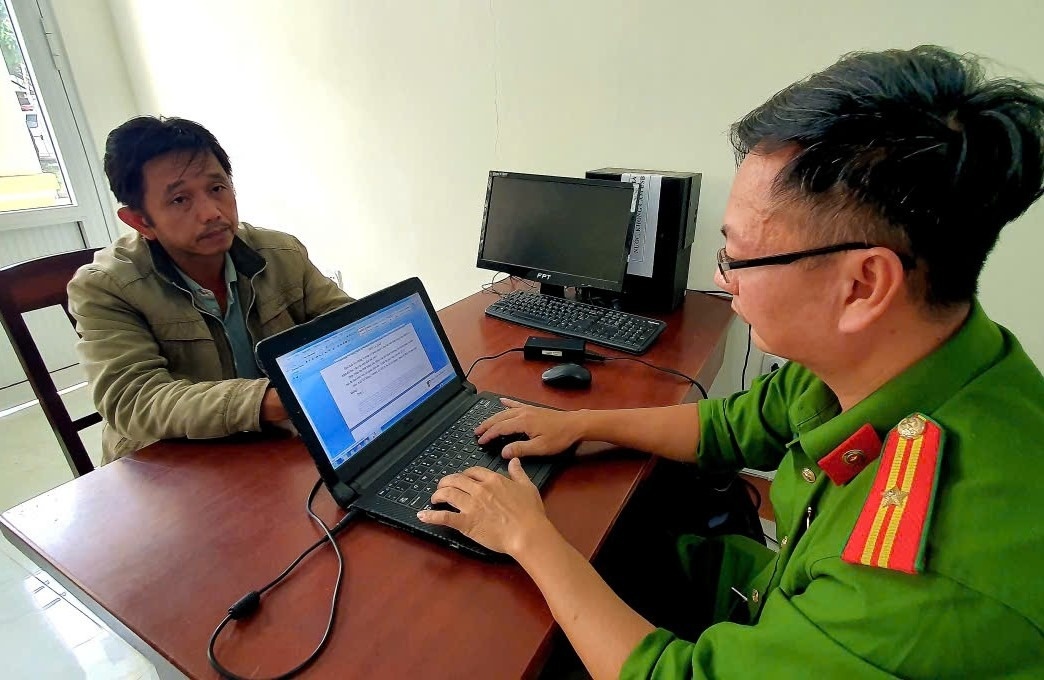 Bat khan cap lai xe gay tai nan lam 2 nguoi thuong vong roi bo tron hinh anh