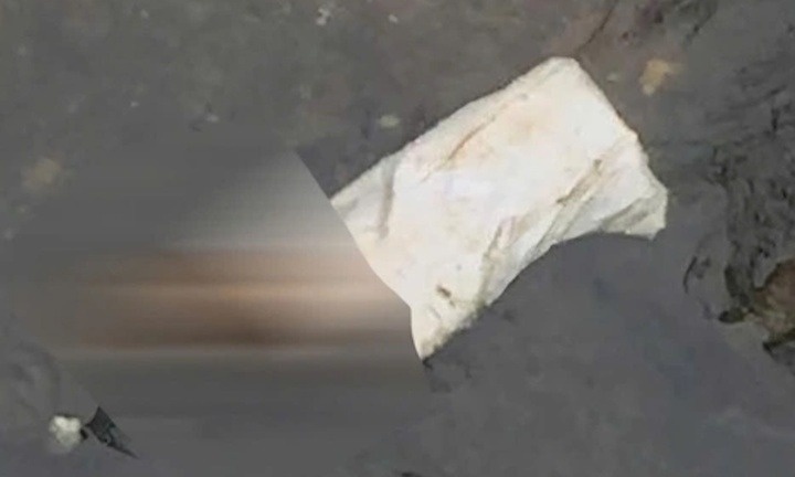 Dieu tra vu be gai 8 tuoi tu vong, thi the bi nhet trong bao tai hinh anh