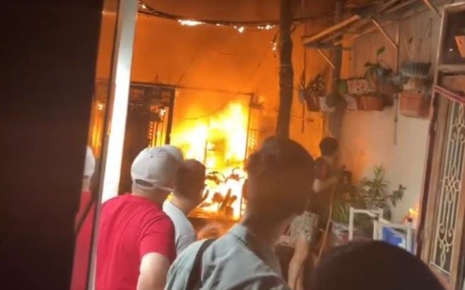 Lua bao trum ngoi nha trong ngo o pho Lac Long Quan hinh anh