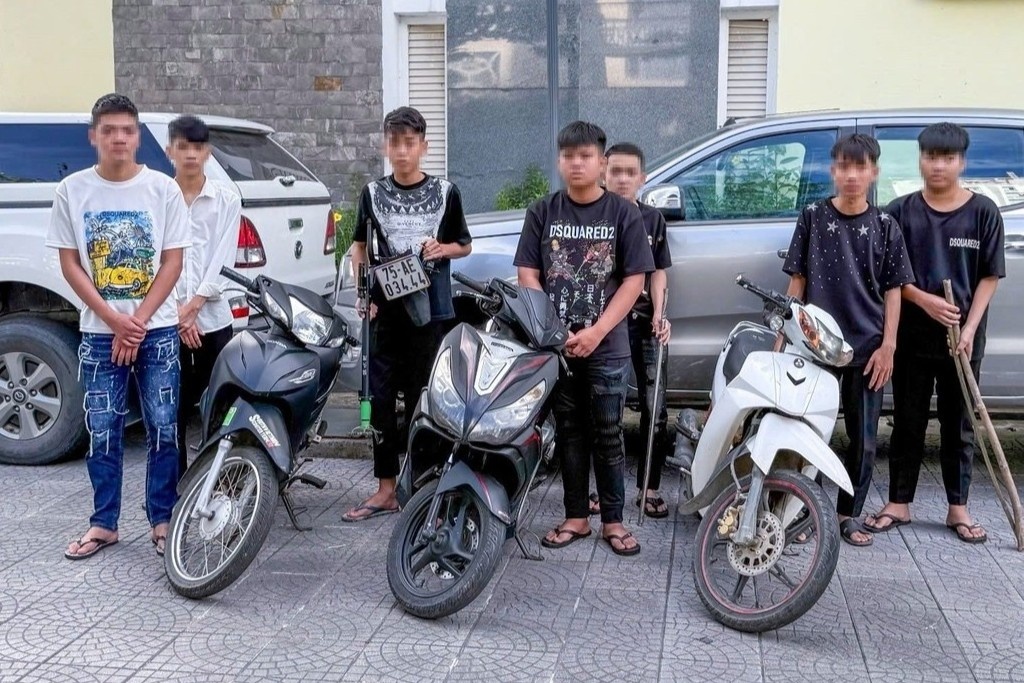 Nhom doi tuong tuoi teen chan duong, hanh hung, cuop tai san hinh anh