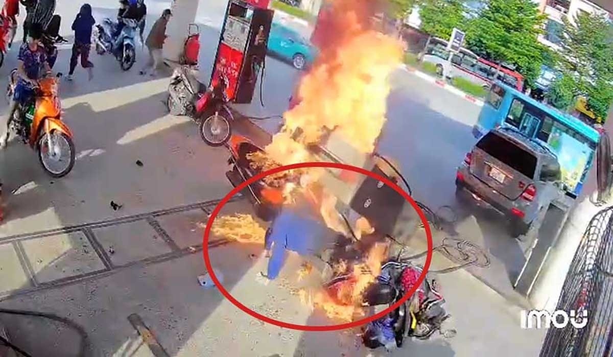 Video oto Mercedes ro ga huc do tru bom, gay chay du doi cay xang hinh anh