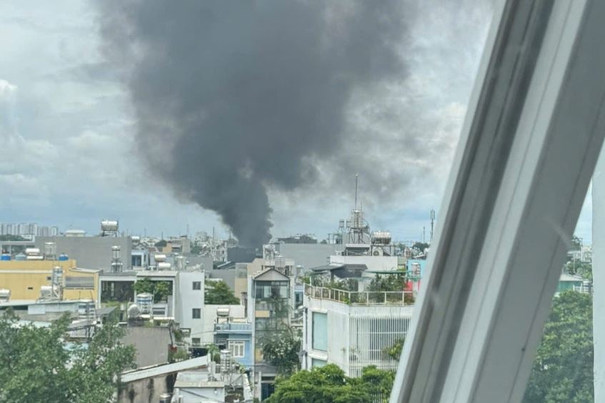 Chay lon tai bai giu xe o TP.HCM, nhieu tieng no gay hoang loan hinh anh