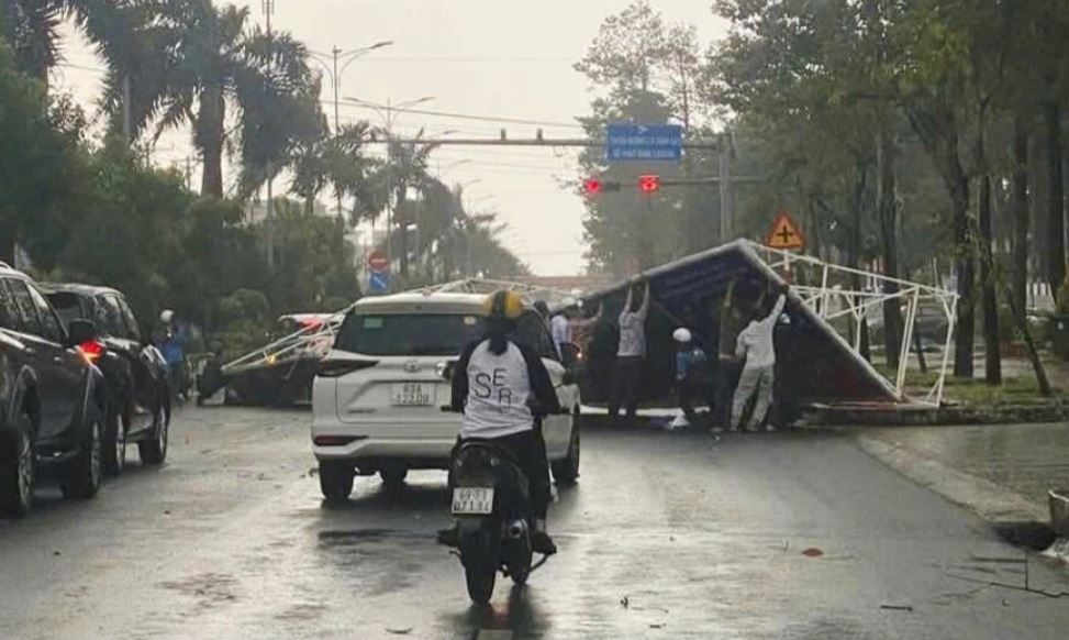 Pano co lon do xuong duong o Ca Mau, nhieu nguoi bi thuong hinh anh