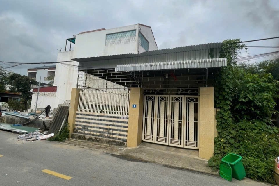 Cuu nguoi dan ong khoa trai cua phong ngu voi 3 binh gas da mo van hinh anh