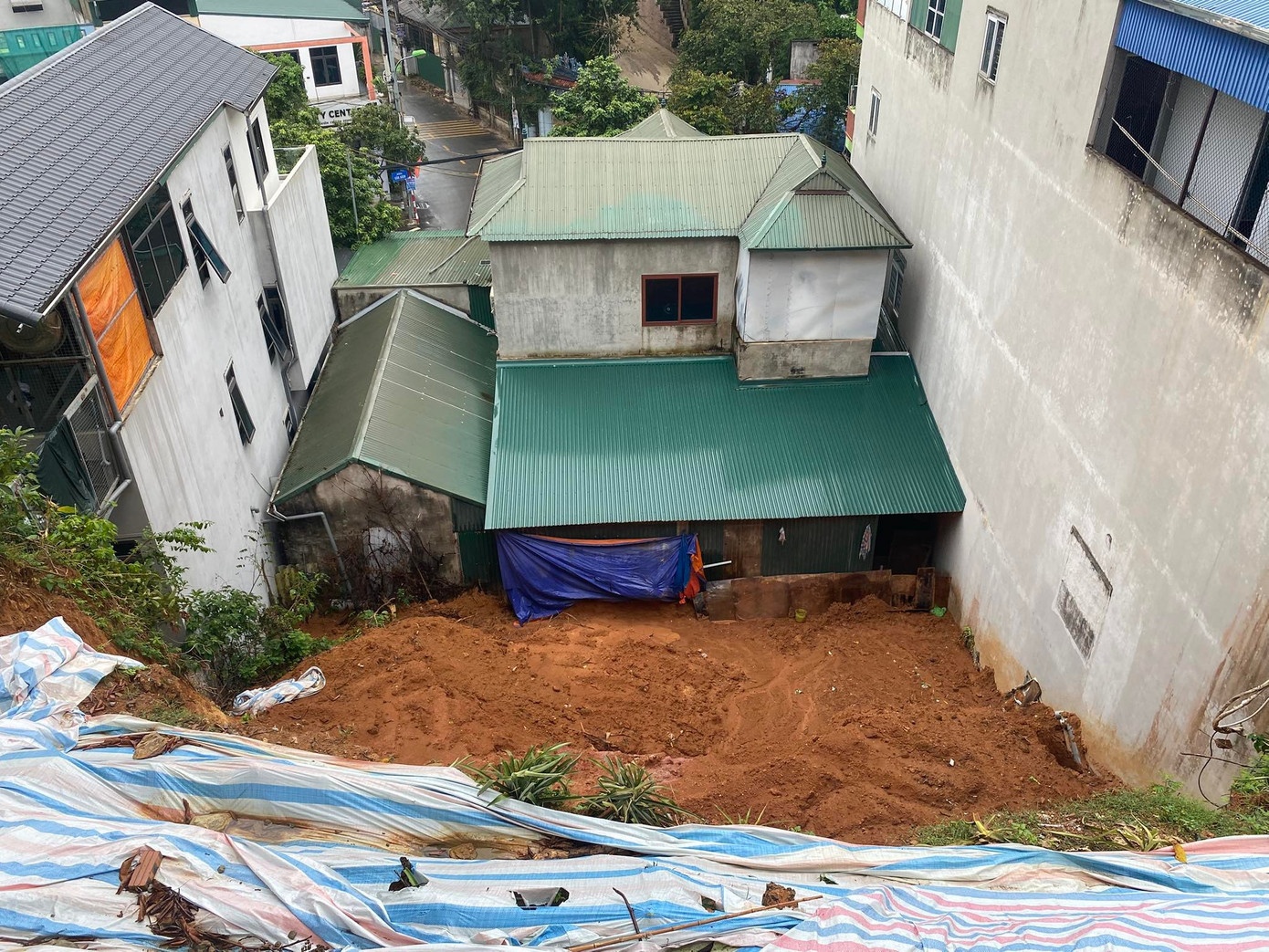 Di doi 9 ho khu vuc nguy co sat lo cao o Ha Noi truoc 17h chieu nay hinh anh