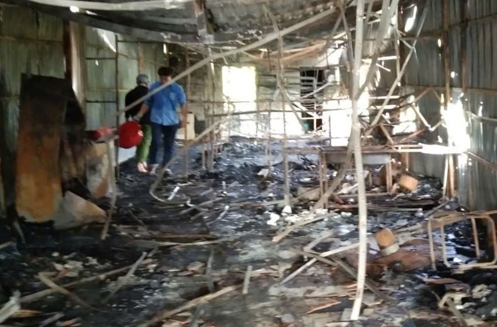 Be trai 9 tuoi tu vong trong dam chay hinh anh