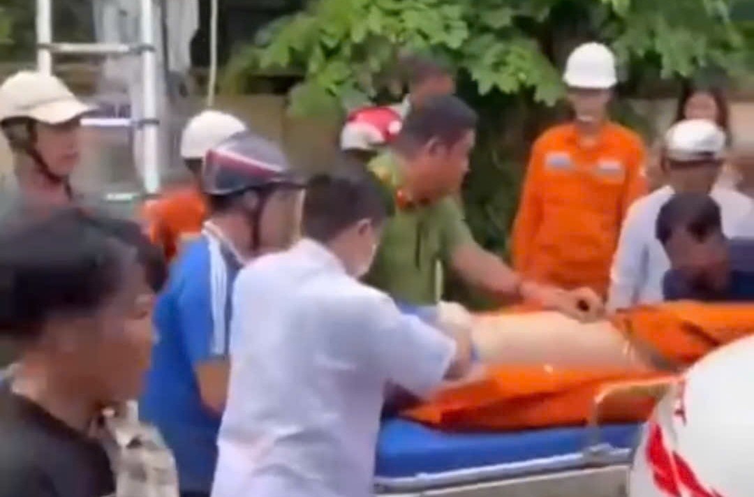 Nam nhan vien dien luc o Ca Mau nghi dot quy tren cot dien hinh anh