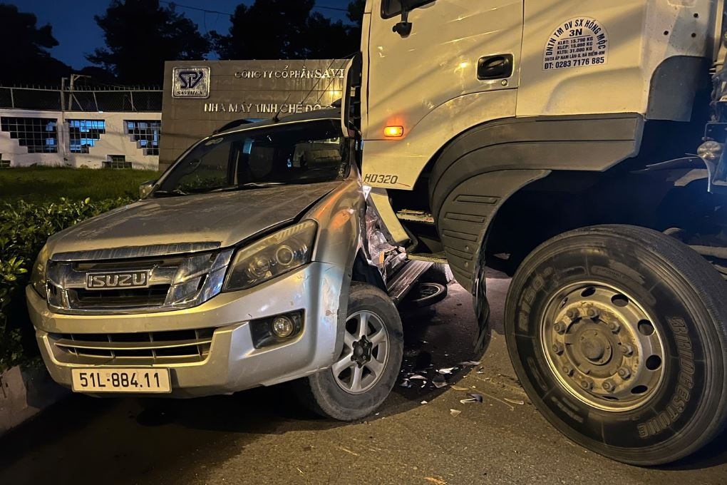 Tai xe xe bon nghi dot tu, mat kiem soat lai gay tai nan o TP.HCM hinh anh