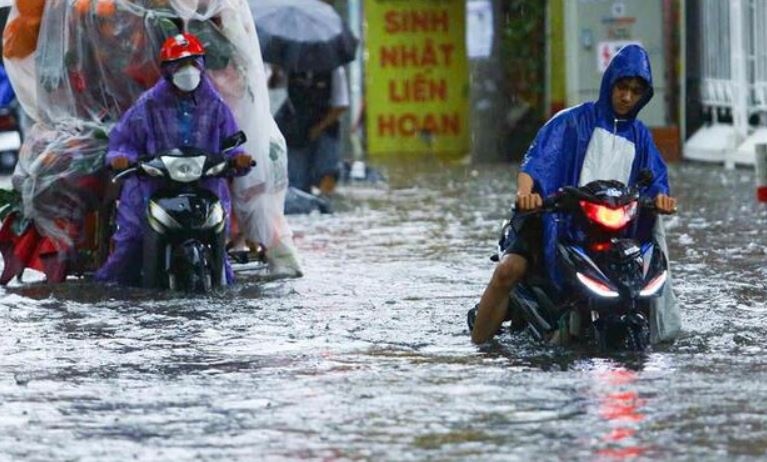 Mien Bac mua lon dinh diem, bao Ragasa do bo dat lien hinh anh