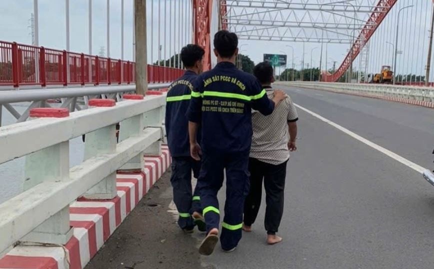 Thuyet phuc thanh cong nam thanh nien dinh nhay cau o TP.HCM hinh anh