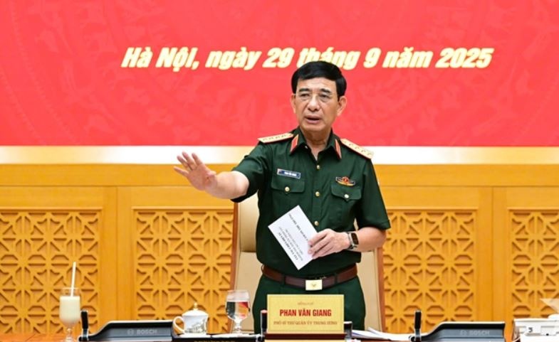 Dai tuong Phan Van Giang chu tri Hoi nghi Thuong vu Quan uy TW hinh anh