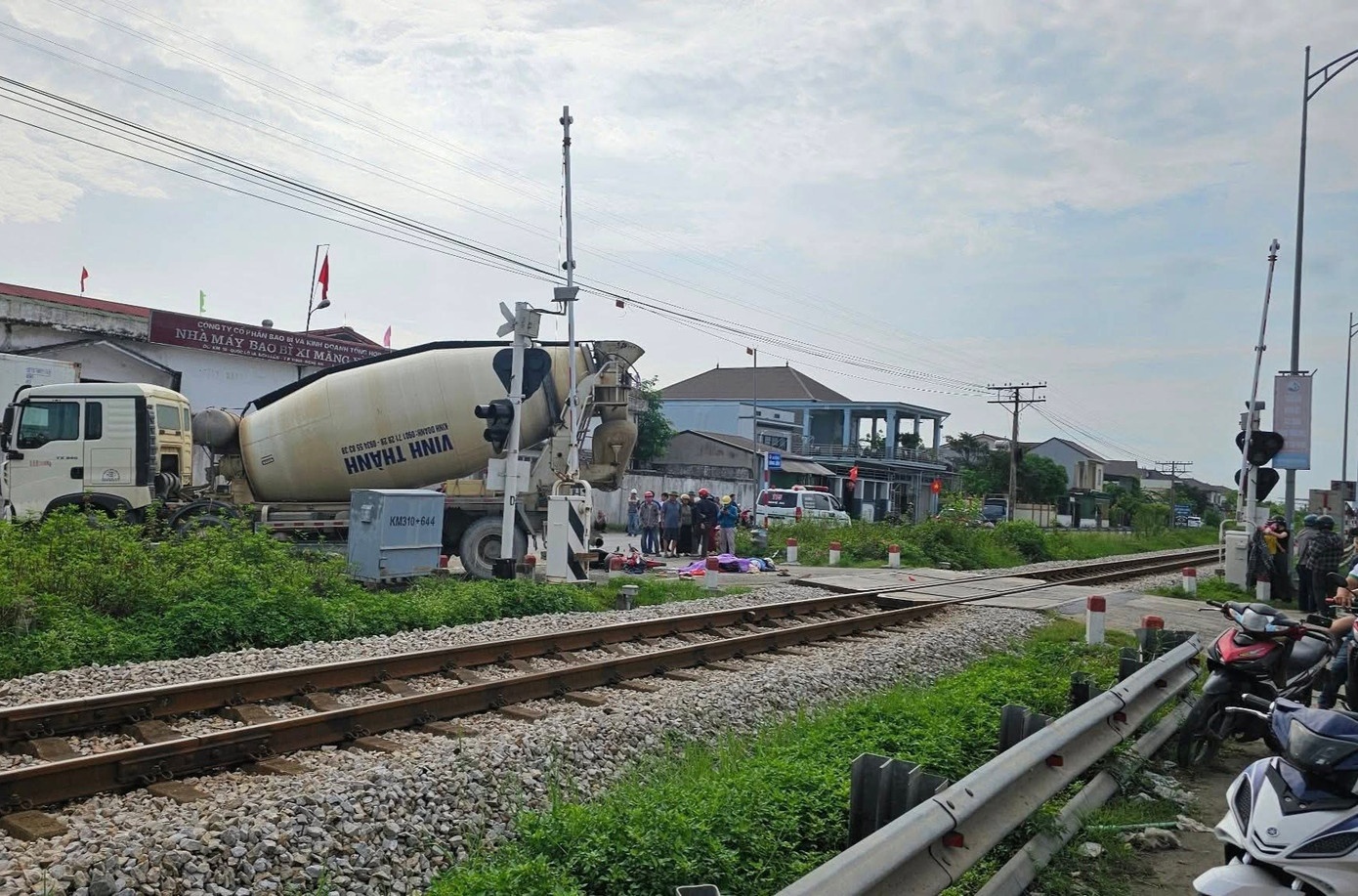 Xe bon can phu nu anh 1