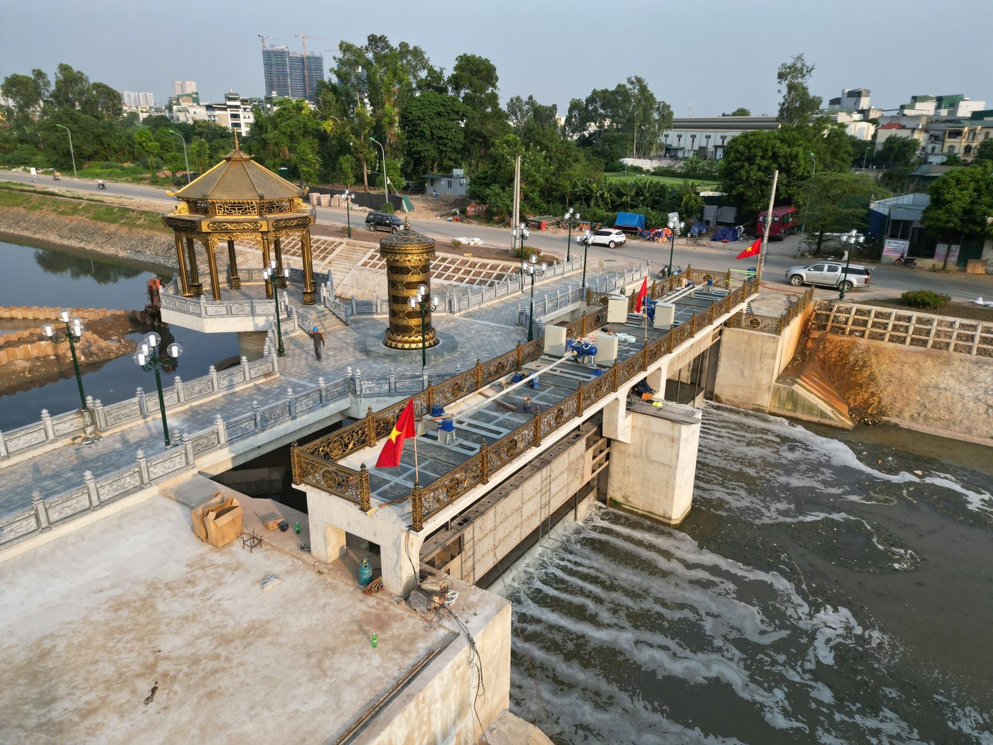 Vi sao mot so doan song To Lich nuoc chuyen mau den? hinh anh