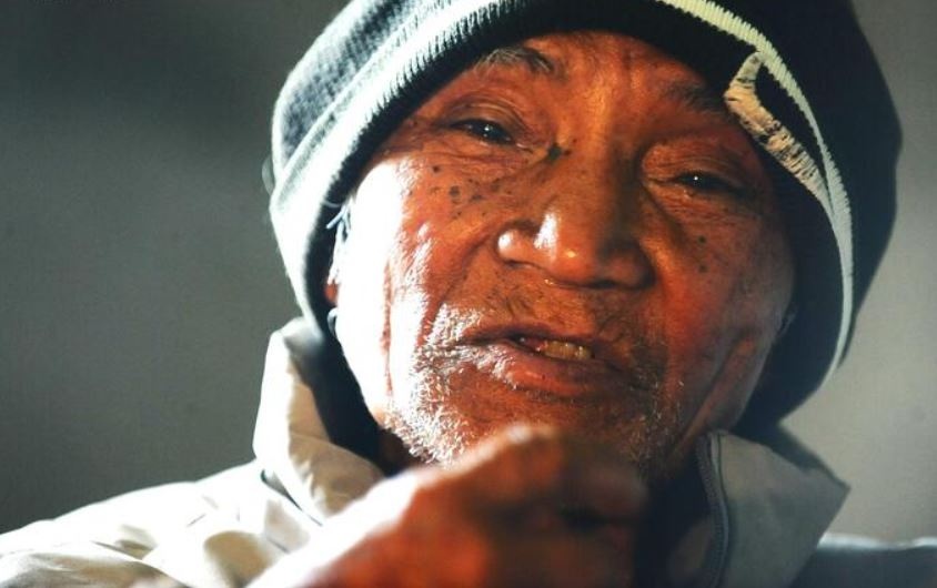 Cu ong o Lam Dong lac 6 ngay trong rung an gi de song? hinh anh