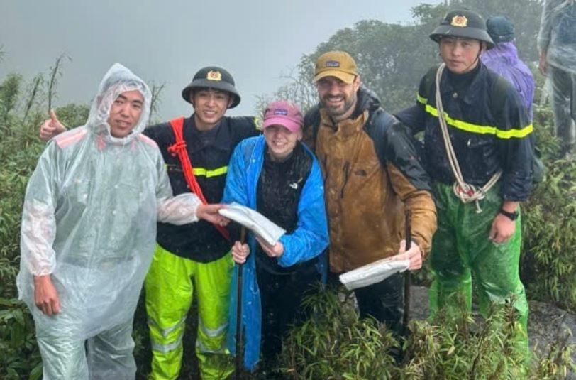 Tim duoc hai du khach nguoi Duc lac o Vuon Quoc gia Hoang Lien hinh anh