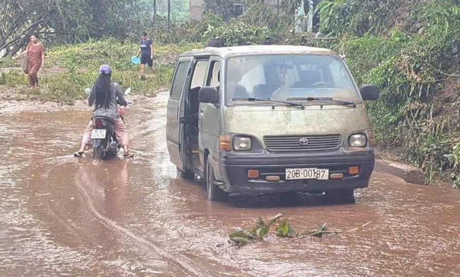 Hy sinh oto 16 cho de cuu hang chuc nguoi chay khoi lu du hinh anh