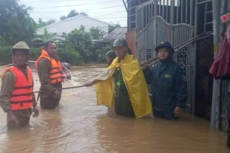Mua nhu trut nuoc, duong pho Hue va Quang Tri thanh song hinh anh