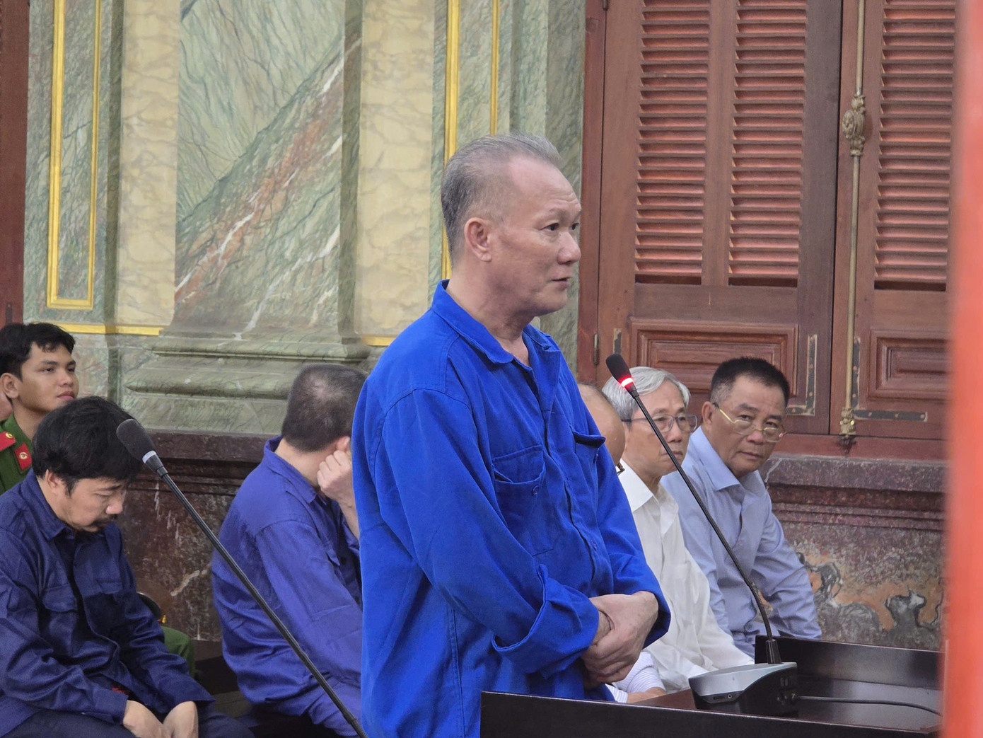 Cuu can bo ngan hang va giam doc doanh nghiep cung linh an chung than hinh anh