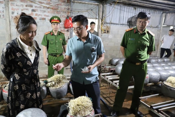 Phat hien co so san xuat gan 500 kg gia do ngam chat cam hinh anh