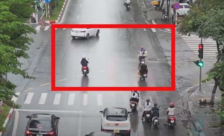 Camera AI giam sat, nguoi di duong van 'hon nhien' vuot den do, leo he hinh anh