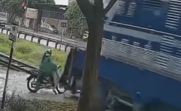 Tau hoa tong nguoi phu nu di xe may o Bac Ninh hinh anh