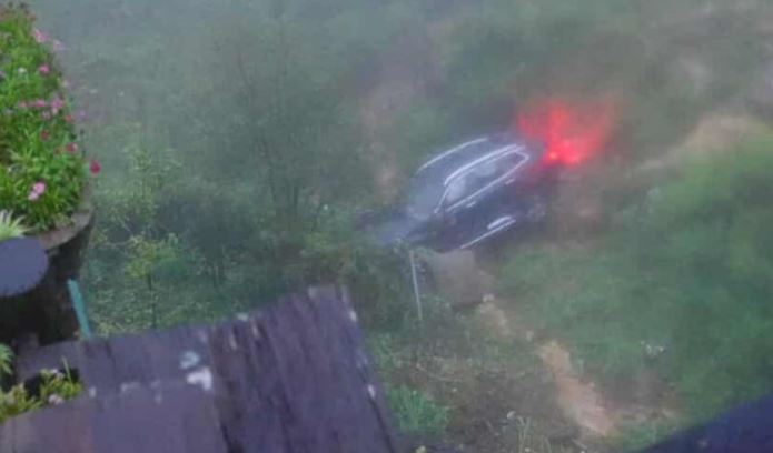 Sat lo o Sa Pa, mot oto bi day xuong vuc hinh anh