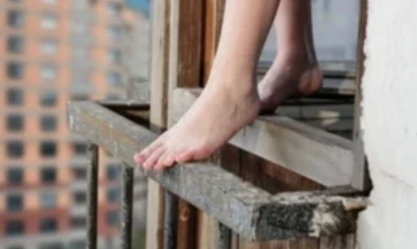 Nam sinh lop 8 nguy kich khi roi tu lau hai o TP.HCM hinh anh