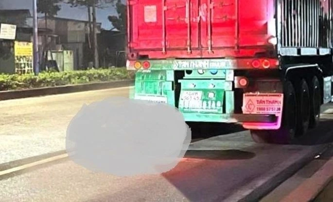 Dung le duong mua ca phe, tai xe phat hien nguoi chet sau duoi xe hinh anh