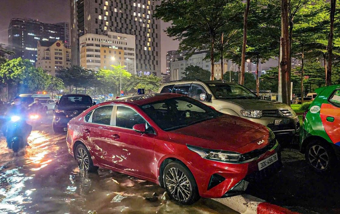 La liet oto ngap nuoc tren duong pho Ha Noi hinh anh