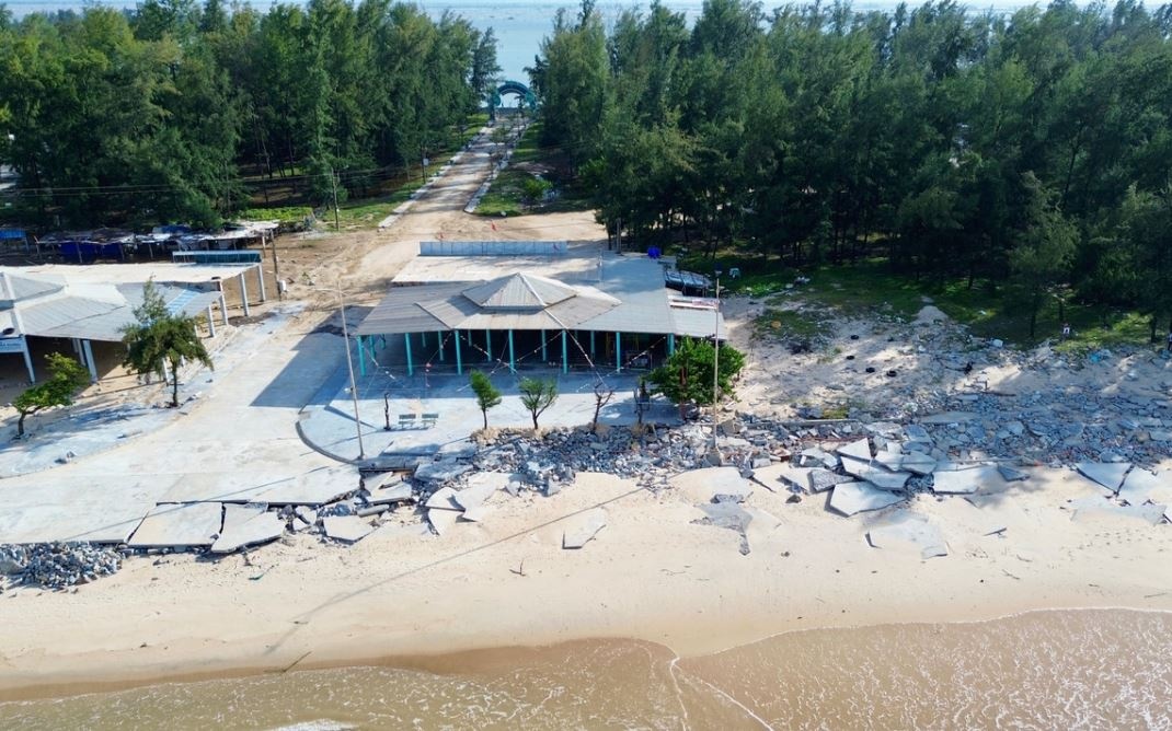 Bai tam noi tieng tai Hue hoang tan sau bao so 10 hinh anh