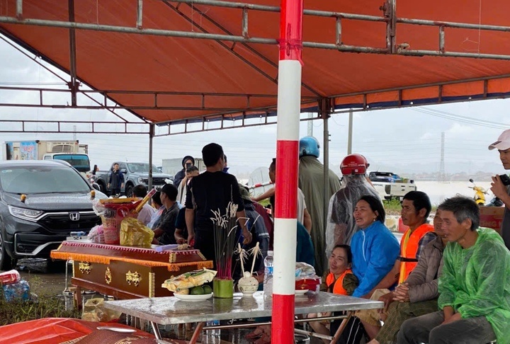 Lat thuyen thanh Hoa bao anh 1