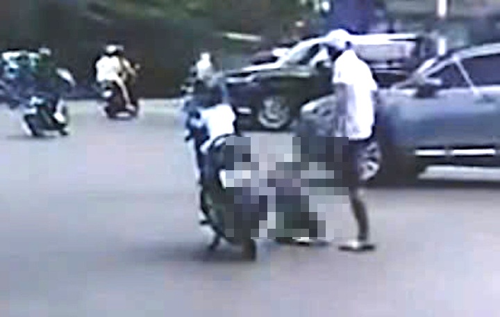 Cong an Ha Noi xac minh clip be trai bi bao hanh giua pho hinh anh