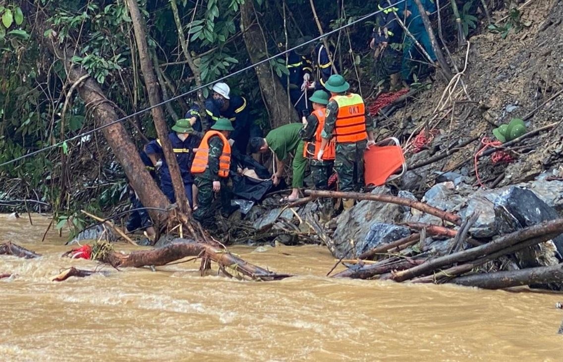Tim thay thi the hai cong nhan bi lu cuon o Cao Bang hinh anh