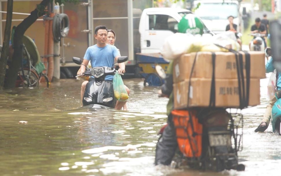 Mua khong ky luc nhu 2008, Ha Noi vi sao van chim trong nuoc? hinh anh