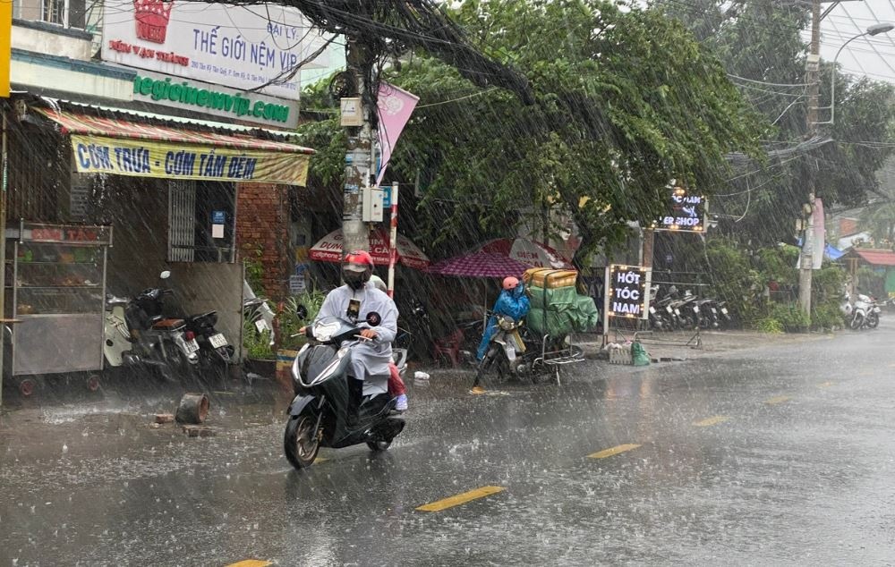 Chieu nay, TP.HCM don mua lon hinh anh