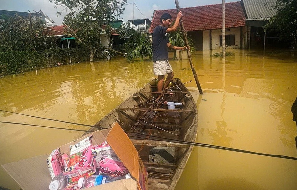 Hon 2.000 ho dan Ha Tinh bi co lap trong lu suot 3 ngay hinh anh