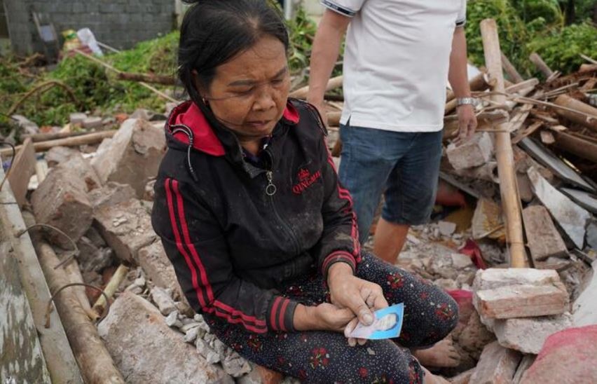 Me gia tu nan trong can nha do sap, con gai khuyet tat bat khoc hinh anh