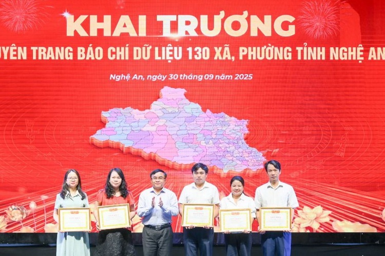Ra mat chuyen trang bao chi du lieu ve 130 xa, phuong cua tinh Nghe An hinh anh