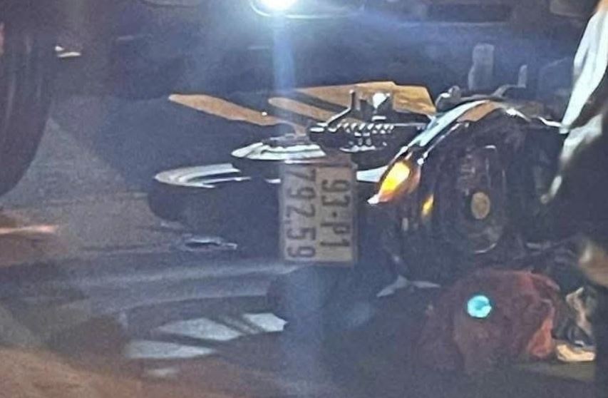 Xe may va cham xe tai, hai nguoi thuong vong o TP.HCM hinh anh