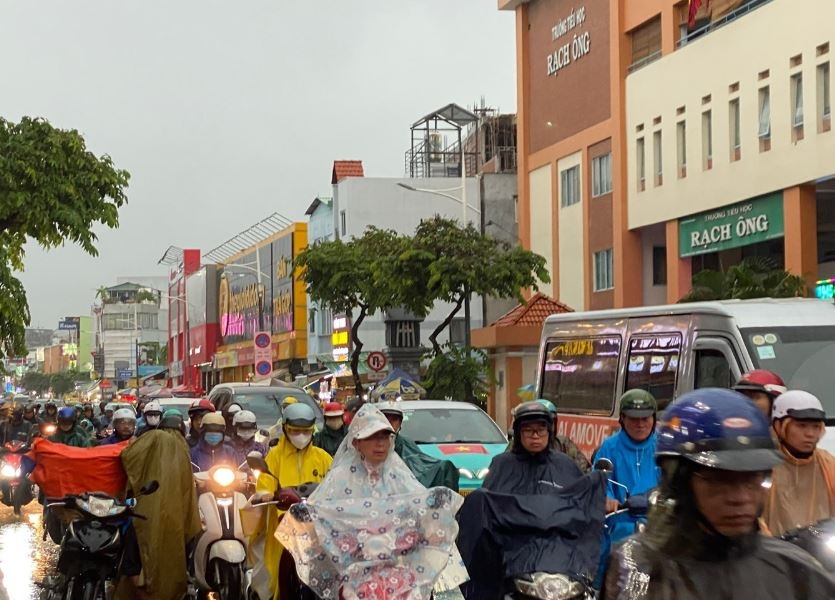 TP.HCM se tam 'dong cua' truong hoc neu mua bao phuc tap hinh anh