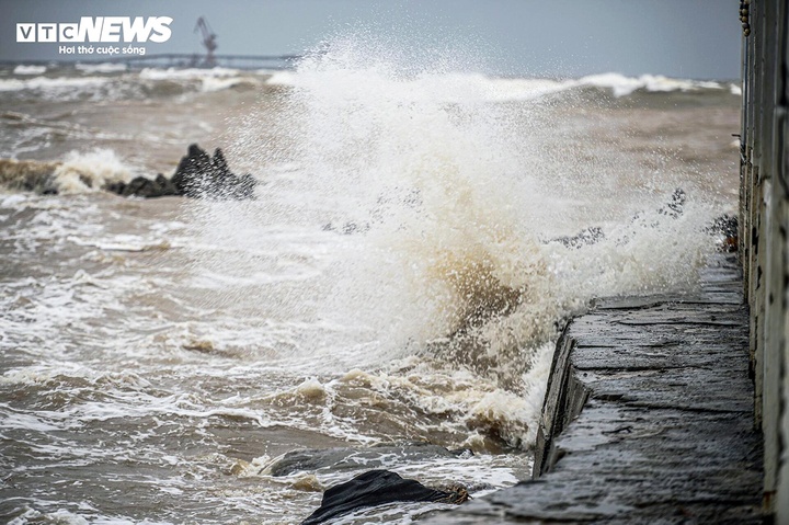 Bien Dong 2-3 con bao anh 1