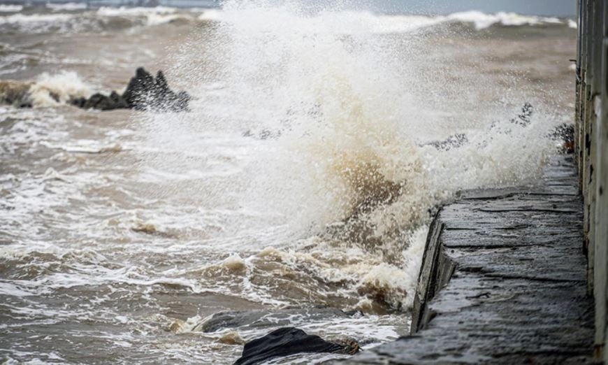 Bien Dong co the don 2-3 con bao trong thang 10 hinh anh