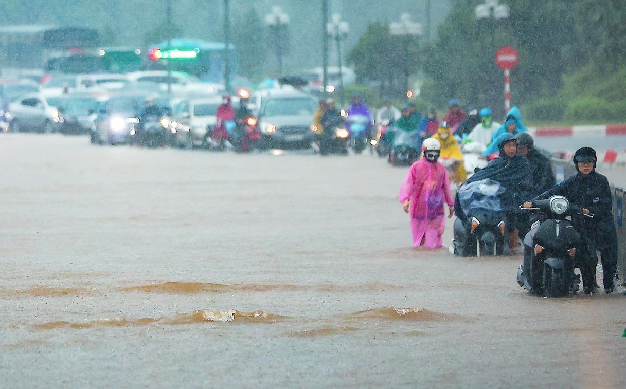 Vi sao Ha Noi mua rat to, ngap sau nhieu gio? hinh anh