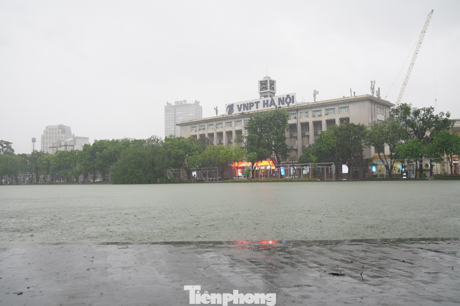 nuoc ho Guom tran bo anh 1