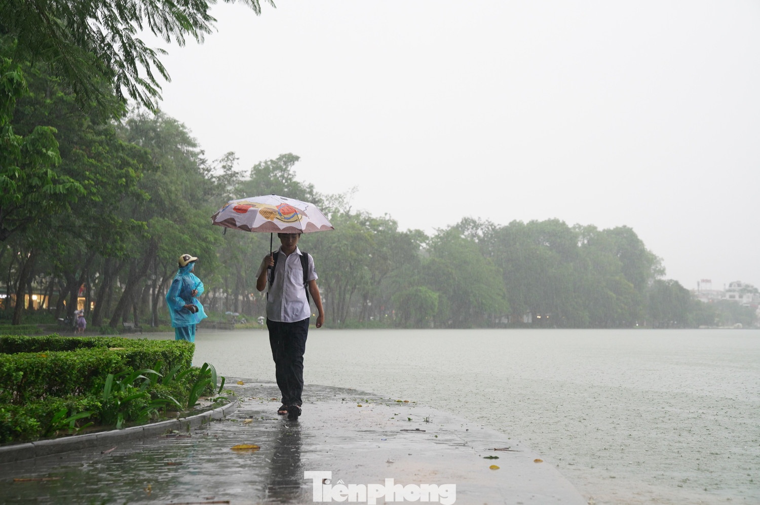 nuoc ho Guom tran bo anh 2