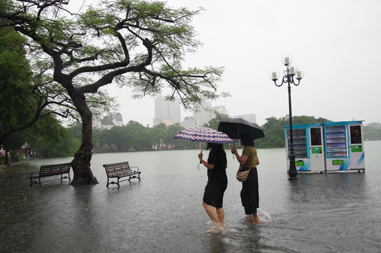 Nuoc ho Guom tran bo, nhieu tuyen pho co ngap sau hinh anh