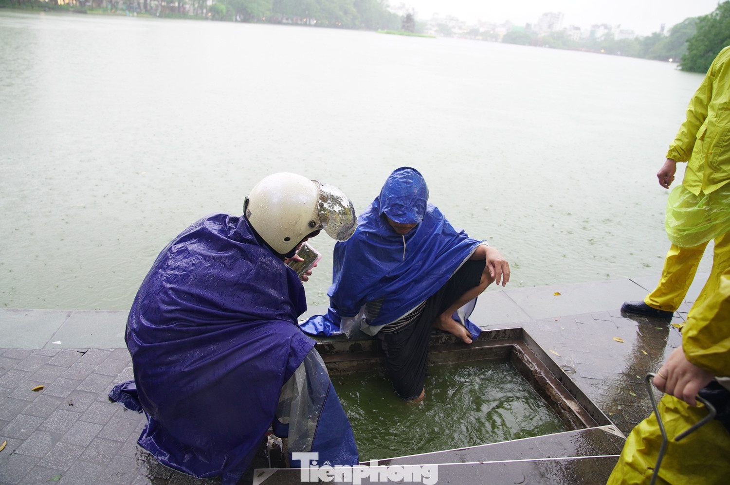 nuoc ho Guom tran bo anh 6