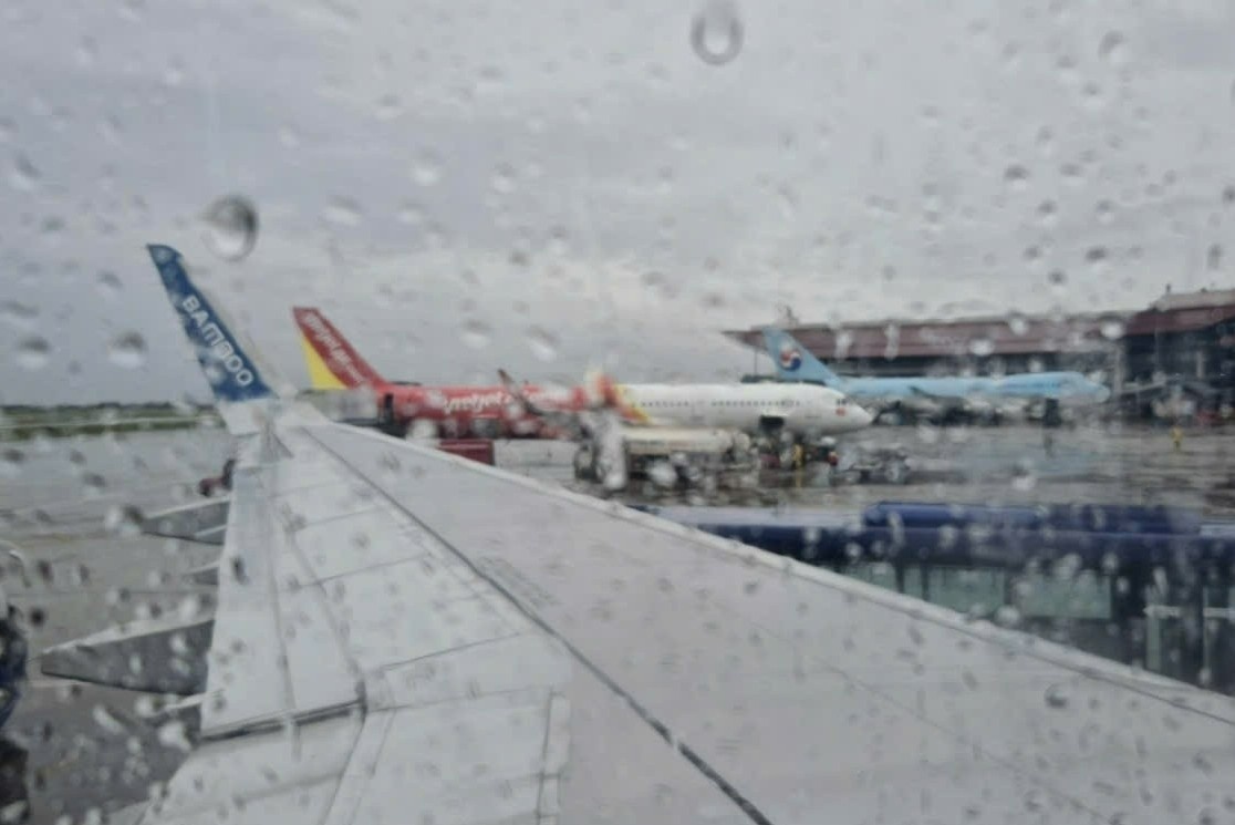 Mua lon tai Noi Bai, nhieu chuyen bay khong the ha canh hinh anh