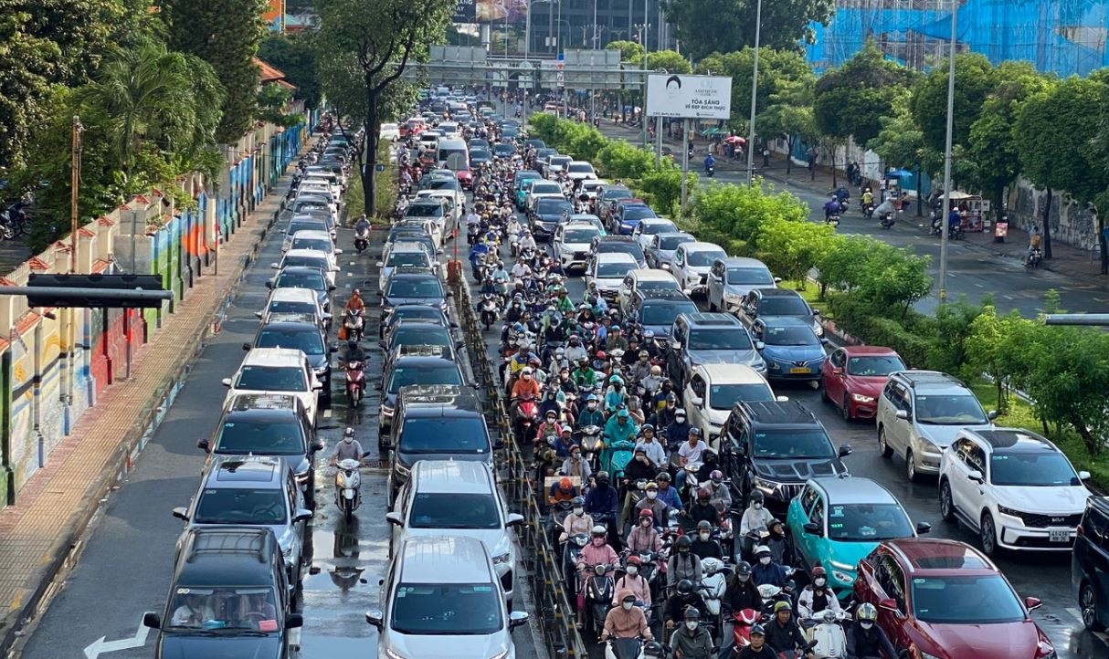 Mua tu sang som, nguoi dan nhich tung chut vao trung tam TP.HCM hinh anh